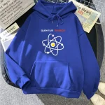 Felpa blu con stampa di un modello atomico e testo "Quantum Physics" per appassionati di fisica e scienza. Ideale per un look casual e scientifico.