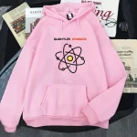 Maglione rosa con stampa di un atomo e la scritta "Quantum Physics" in evidenza, ideale per appassionati di scienza e fisica.