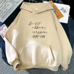 Maglione beige con stampa di formule matematiche e scientifiche, ideale per appassionati di scienza e moda casual.