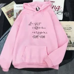Maglione rosa con stampa di formule fisiche in nero, comodo e alla moda, perfetto per gli appassionati di scienza e stile casual.
