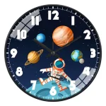Orologio decorativo con tema spaziale, raffigurante pianeti, un astronauta e lo sfondo stellato, ideale come decorazione scientifica per appassionati di astronomia e spazio.