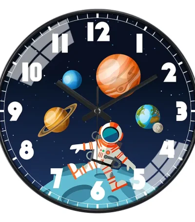 Orologio decorativo con tema spaziale, raffigurante pianeti, un astronauta e lo sfondo stellato, ideale come decorazione scientifica per appassionati di astronomia e spazio.