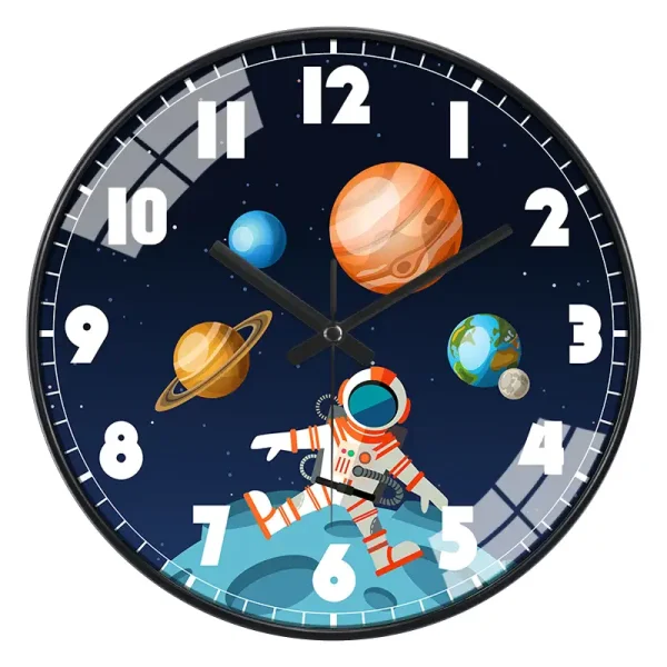 Orologio decorativo con tema spaziale, raffigurante pianeti, un astronauta e lo sfondo stellato, ideale come decorazione scientifica per appassionati di astronomia e spazio.