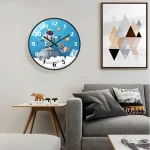 Orologio decorativo a tema spaziale con astronauta, pianeti e navicella, perfetto per ambienti moderni e per gli appassionati di scienza e spazio.