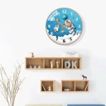 Orologio decorativo a tema spaziale con astronauta, pianeta e stelle, perfetto per decorare la stanza dei bambini o l'ambiente scientifico. Design colorato e originale, ideale come oggetto decorativo.