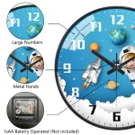 Orologio decorativo a tema spaziale con numeri grandi, lancette in metallo e design ispirato allo spazio, perfetto per decorazioni scientifiche e ambienti educativi.