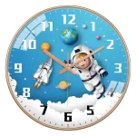 Orologio decorativo con tema spaziale, astronauta, razzo, pianeti e stelle, ideale come oggetto decorativo scientifico per ambienti educativi e di design.