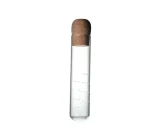 Pallina di sughero inserita in una provetta di vetro trasparente, utilizzata come oggetto decorativo scientifico.
