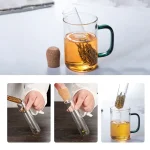 Immagine di un esperimento scientifico con becher, sostanze liquide e strumenti di laboratorio, ideale per decorazioni scientifiche e oggetti educativi.
