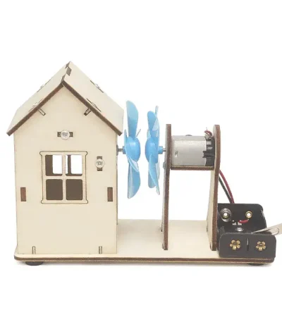 Oggetto decorativo ispirato alla fisica, rappresenta un modello di casa con un motore e pale in plastica blu, ideale come decorazione scientifica o oggetto da collezione.