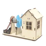 Modello di mulino a vento in miniatura con casetta in legno, motore elettrico e pale azionate, perfetto come decorazione scientifica o oggetto educativo.