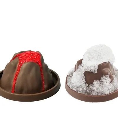 Bombe di cioccolato decorate con sciroppo rosso e zucchero a velo, ispirate a oggetti scientifici, perfette come decorazioni o regali tematici.