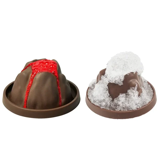 Bombe di cioccolato decorate con sciroppo rosso e zucchero a velo, ispirate a oggetti scientifici, perfette come decorazioni o regali tematici.