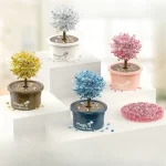 Alberi di cristallo decorativi in vaso, disponibili in bianco, rosa, giallo, blu e trasparente, perfetti come decorazioni scientifiche e oggetti da collezione.