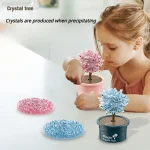 Albero di cristallo decorativo in vaso rosa e blu, ispirato alla formazione di cristalli durante la precipitazione. Perfetto come decorazione scientifica o regalo originale.