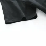 Tessuto nero con cuciture visibili, dettaglio di un pannello di stoffa di alta qualità, ideale per decorazioni scientifiche o progetti artigianali.
