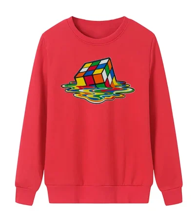 Felpa rossa con stampa di un cubo di Rubik che si scioglie in un'onda colorata, perfetta per gli appassionati di giochi di logica e design originale.