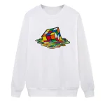 Felpa bianca con stampa di un cubo di Rubik che si scioglie in un'onda colorata, perfetta per appassionati di arte e cultura pop.