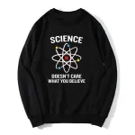Felpa nera con stampa scientifica e citazione, ideale per appassionati di scienza e stile casual.