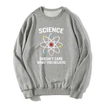 Maglione scientifico con motivo atomo e slogan ispiratore.