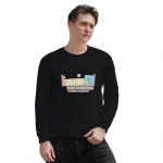 Uomo indossa un maglione nero con stampa di un modello chimico colorato al centro, perfetto per appassionati di scienza e design innovativo.