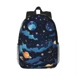 Zaino con stampa di pianeti, stelle e galassie, perfetto per appassionati di astronomia e studenti. Design colorato e spaziale, ideale per scuola, viaggi o decorazioni a tema scientifico.