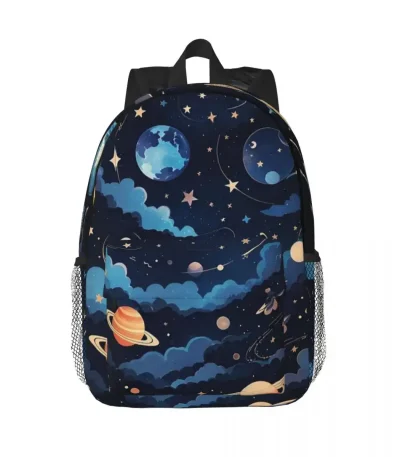 Zaino con stampa di pianeti, stelle e galassie, perfetto per appassionati di astronomia e studenti. Design colorato e spaziale, ideale per scuola, viaggi o decorazioni a tema scientifico.
