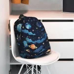 Zaino per bambini con design spaziale, stelle, pianeti e galassie su sfondo blu scuro, ideale per scuola o tempo libero.