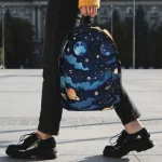 Zaino spaziale con pianeti, stelle e galassie, perfetto per studenti e appassionati di astronomia, con design colorato e dettagli dettagliati.