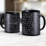 Tazza decorativa con formule chimiche e disegni scientifici in bianco su sfondo nero, perfetta per appassionati di scienza e decorazioni da scrivania.