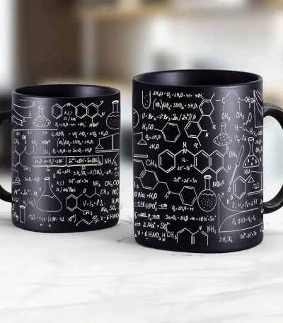 Tazza decorativa con formule chimiche e disegni scientifici in bianco su sfondo nero, perfetta per appassionati di scienza e decorazioni da scrivania.