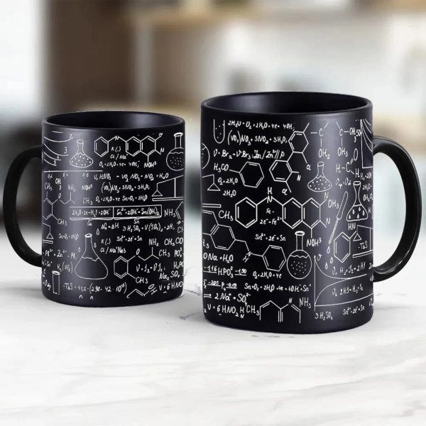Tazza decorativa con formule chimiche e disegni scientifici in bianco su sfondo nero, perfetta per appassionati di scienza e decorazioni da scrivania.