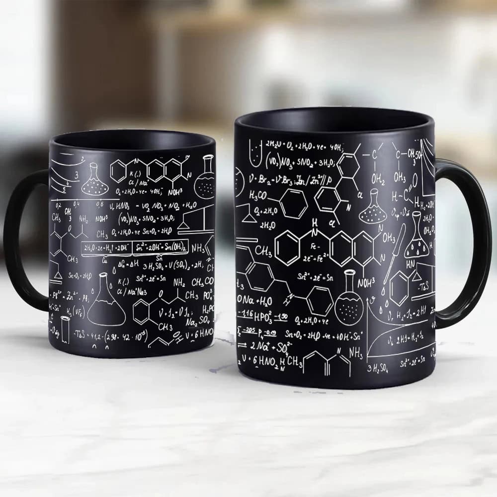 Tazza scientifica con formule chimiche bianche su sfondo nero Tazza decorativa con formule chimiche e disegni scientifici in bianco su sfondo nero, perfetta per appassionati di scienza e decorazioni da scrivania.