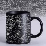 Tazza nera con disegni di formule matematiche, diagrammi e grafici scientifici bianchi, perfetta come decorazione o oggetto da collezione per appassionati di scienza e matematica.