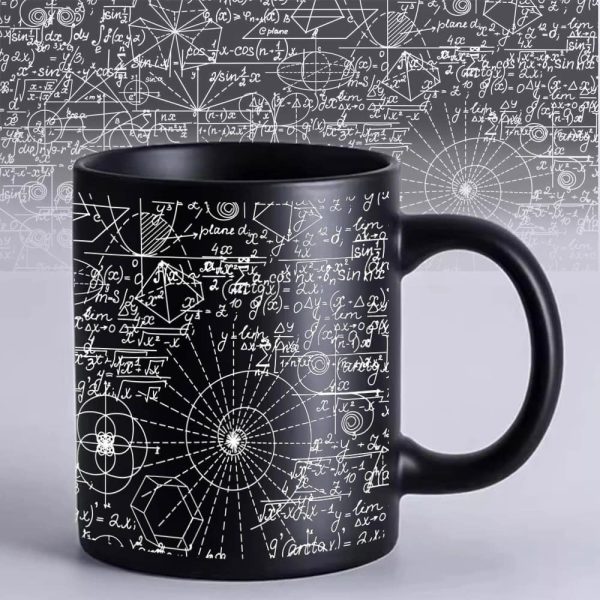 Tazza nera con disegni di formule matematiche, diagrammi e grafici scientifici bianchi, perfetta come decorazione o oggetto da collezione per appassionati di scienza e matematica.