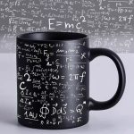 Tazza nera decorata con formule matematiche e scientifiche bianche, perfetta per appassionati di scienza e matematica.