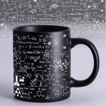 Tazza nera con disegni di formule chimiche, fisiche e diagrammi scientifici bianchi, ideale per appassionati di scienza e decorazioni da scrivania.