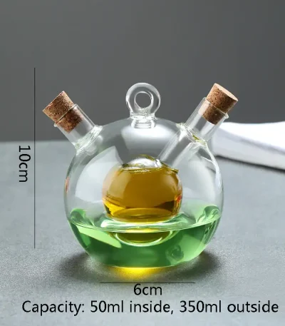 Piccola sfera di vetro con liquidi colorati e provette, decorazione scientifica in stile laboratorio, perfetta come oggetto decorativo o da collezione.