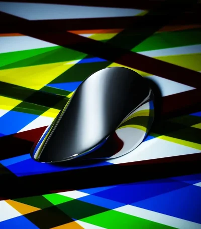 Mouse nero lucido posizionato su uno sfondo di strisce colorate, creando un contrasto moderno e dinamico. Perfetto come decorazione scientifica o elemento di design innovativo.