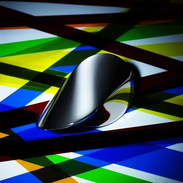 Mouse nero lucido posizionato su uno sfondo di strisce colorate, creando un contrasto moderno e dinamico. Perfetto come decorazione scientifica o elemento di design innovativo.