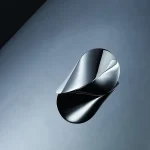 Oggetto scientifico in metallo con design futuristico, perfetto come decorazione da scrivania o da parete, ideale per appassionati di scienza e design innovativo.