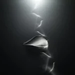 Figura di plastilina modellata con effetti di luce e ombra, creando un'illusione di profondità e movimento in un'immagine artistica e astratta.