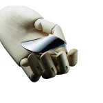 Modello di mano robotica in metallo e legno, rappresenta la fusione tra tecnologia e artigianato, ideale come oggetto decorativo scientifico.