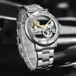 Orologio da uomo con movimento scheletrato, cassa in acciaio inox e cinturino in metallo, mostra il meccanismo interno visibile, perfetto come decorazione scientifica o oggetto di design.