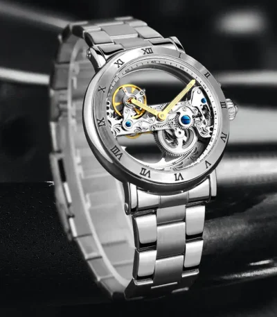 Orologio da uomo con movimento scheletrato, cassa in acciaio inox e cinturino in metallo, mostra il meccanismo interno visibile, perfetto come decorazione scientifica o oggetto di design.
