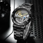 Orologio uomo con movimento scheletrato visibile, cinturino in acciaio inox nero, design elegante e moderno, perfetto come decorazione scientifica e accessorio di stile.