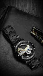 Orologio da tavolo con design ispirato a un orologio meccanico, con parti visibili e dettagli in metallo, perfetto come decorazione scientifica o da scrivania.