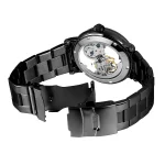 Orologio da uomo con cinturino in acciaio nero e movimento scheletrato visibile, stile moderno e sofisticato, perfetto come decorazione scientifica o accessorio di design.