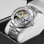 Orologio da uomo con movimento scheletrato in acciaio inox, cinturino in metallo, design elegante e moderno, perfetto come regalo o accessorio di stile.