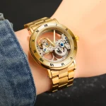 Orologio skeleton in stile classico con cassa dorata e movimento visibile, perfetto come decorazione scientifica elegante e funzionale.